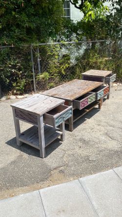 Beautiful leaving room table set two end tables with matching coffee table unique classic look style good condition comes with drawers