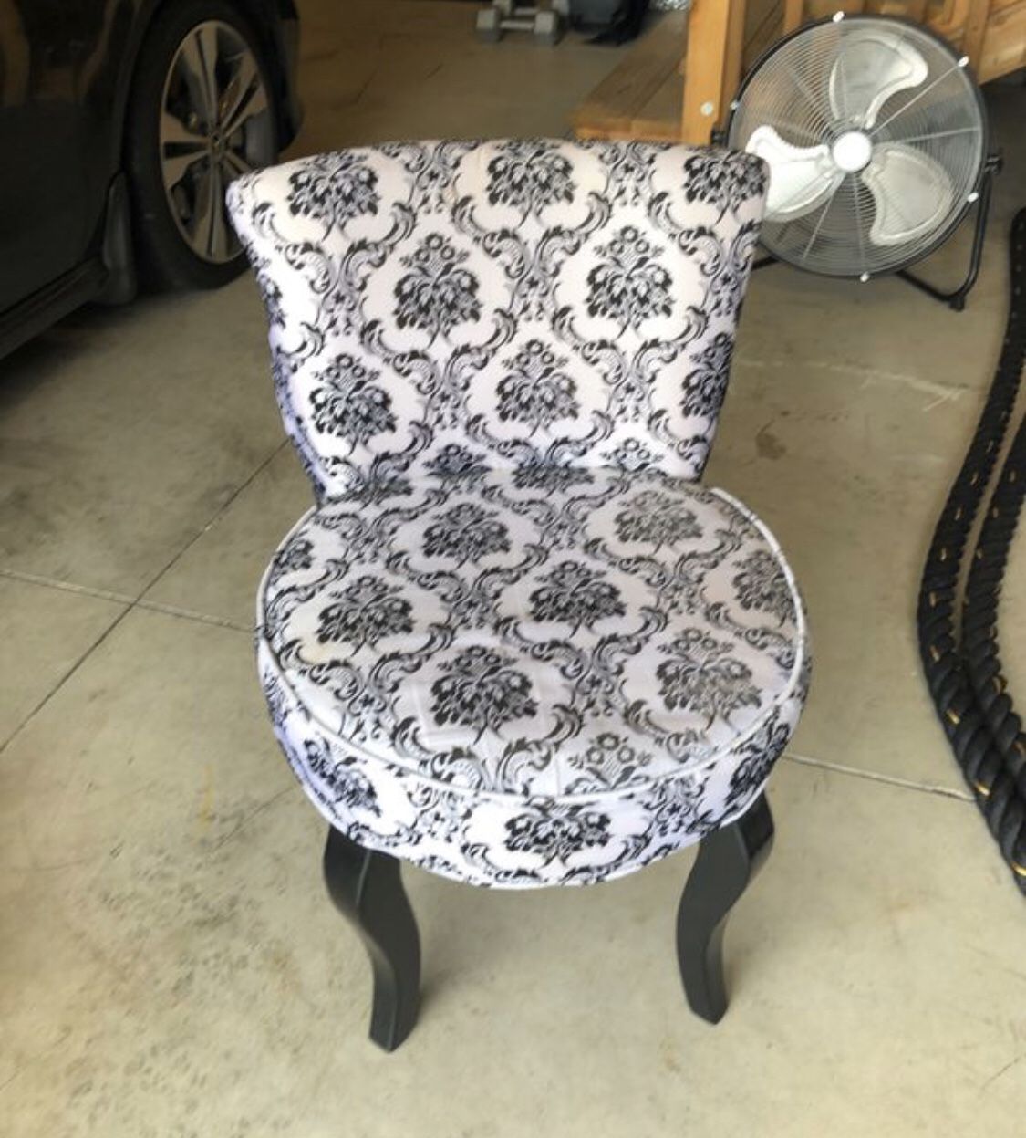 FREE Small Vintage Looking Chair