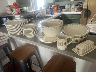 Kitchen dishes/ serving