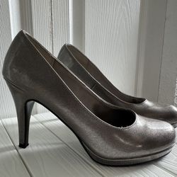 Mootsies Tootsies heels size 8 grey/silver color