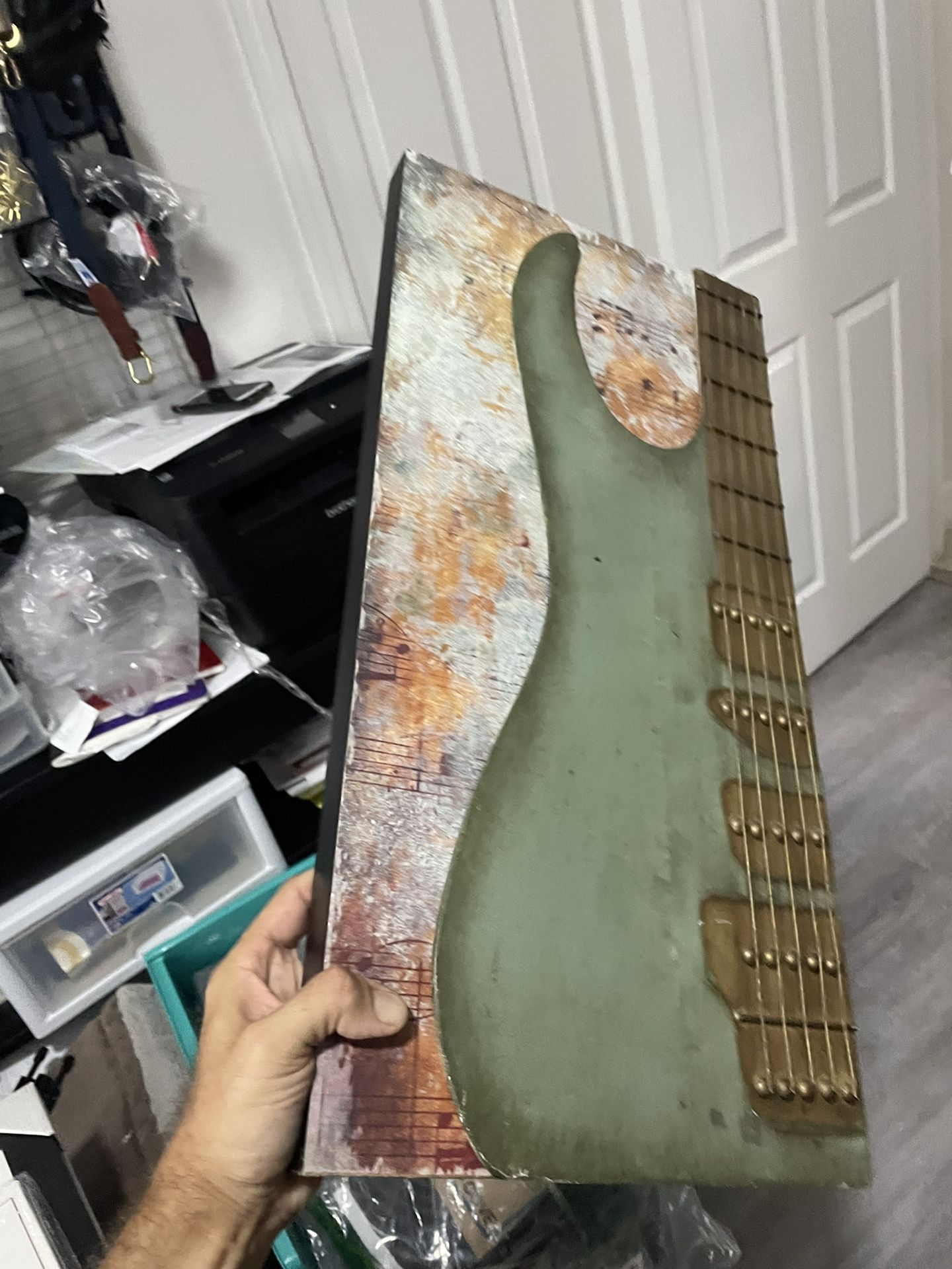 Guitar wall decor in metal