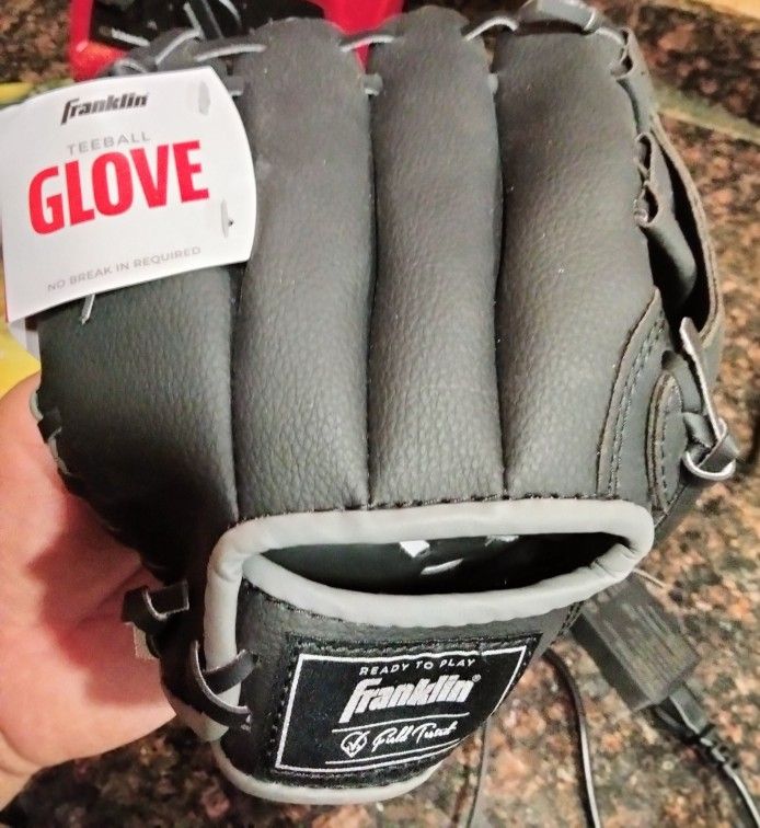 Franklin Sports 8.5 inch Teeball RHT Glove Black 