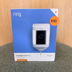 RING OUTDOOR CAMERA SPOTLIGHT CAM PLUS PLUG-IN LIGHT & SIREN