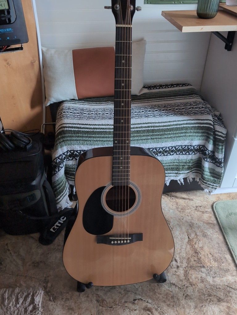 Rogue Acoustic Guitar