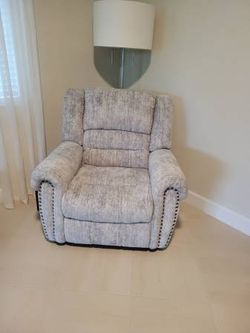 Brand new recliner newer used pet smoke kid free home paid $899 plus tax Gray