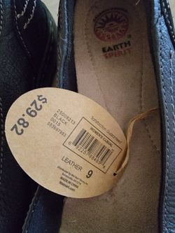 $6 Size 9 Womens Leather Slip on Shoe