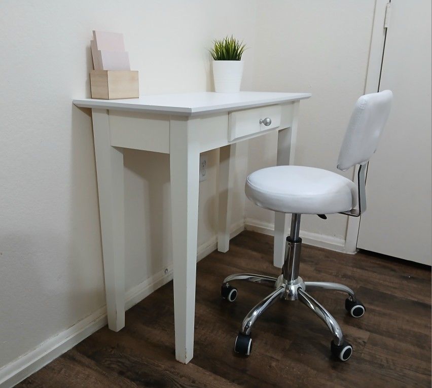 Charming Desk & Chair