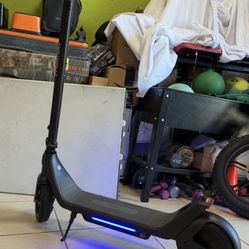 PHANTOMGOGO ELECTRIC SCOOTER A10. Speed 15MPH 400W Rear Hub Motor Up to 28 Mile Range Automatic Turn Signal LEDs Material: Aluminum Alloy, Rubber Capa