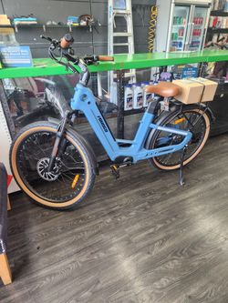 Brand new Carbon Fiber 2 batteries E-Bike
