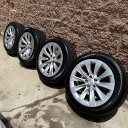 Tesla Model X OEM wheels and tires