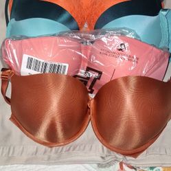 I Have 6 New Victoria SECRET BRAS THEY ARE PUSHUPS 2 ARE BOMB SHELLS SIZE 38D DIFFRENT PRICES