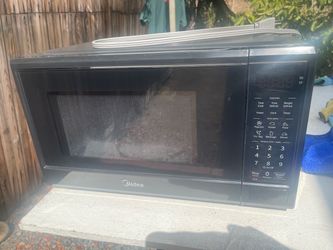 Midea Black Countertop Microwave