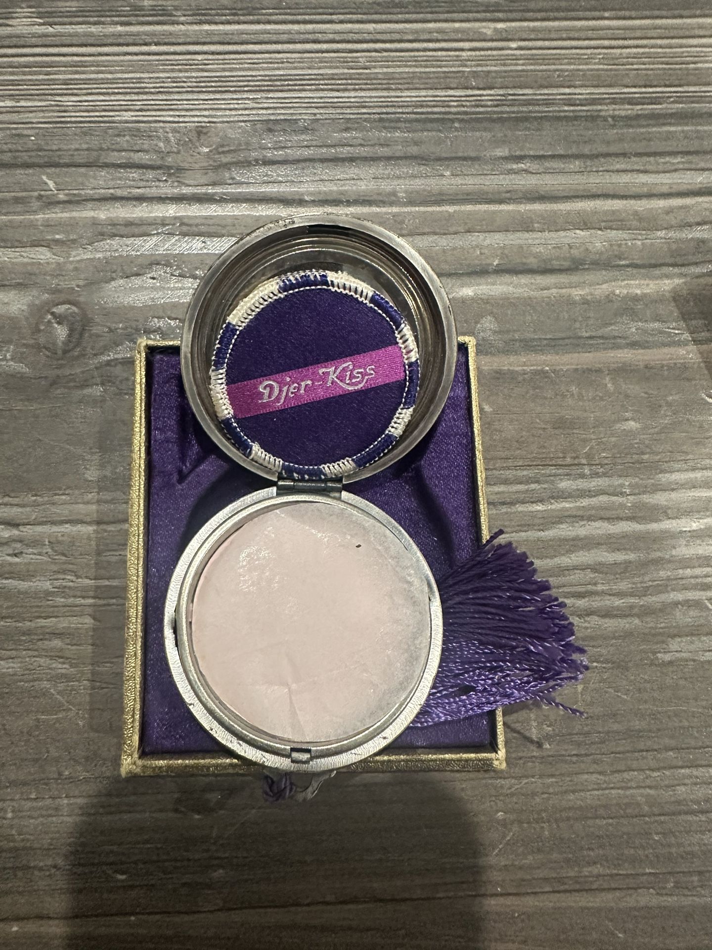 1925 POUDRE DJER KISS KERKOFF POWDER COMPACT TASSEL & PUFF Vintage