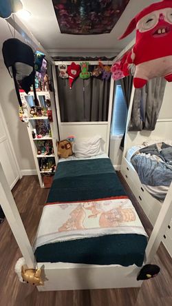 Restoration Hardware twin size canopy bed Restoration Hardware twin size canopy bed