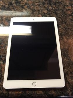 iPad Gen 5 wifi and cellular 128 GB (NEW)
