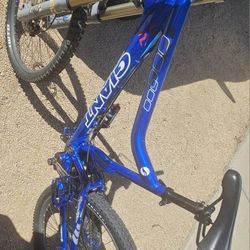 Giant Downhill Mountain Bike 