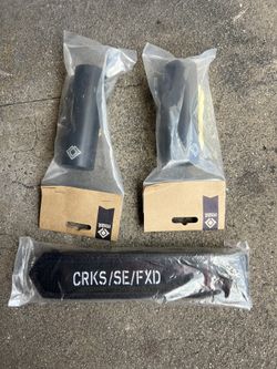 Resist Pegs SE Crooks N Castle Straps