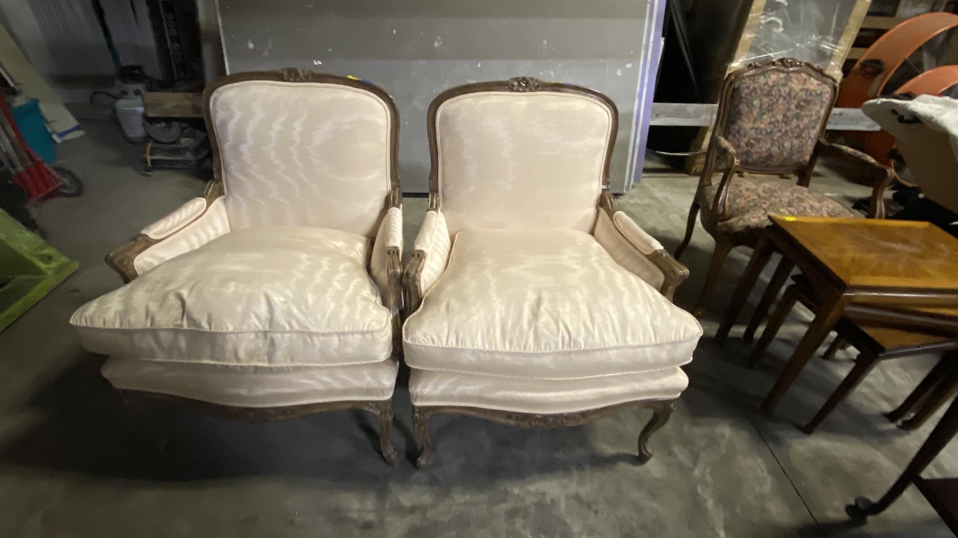 Classic French Accent Chair - Elegant Silk Upholstered Armchair with Carved Wood for Stylish Living Spaces Chairs