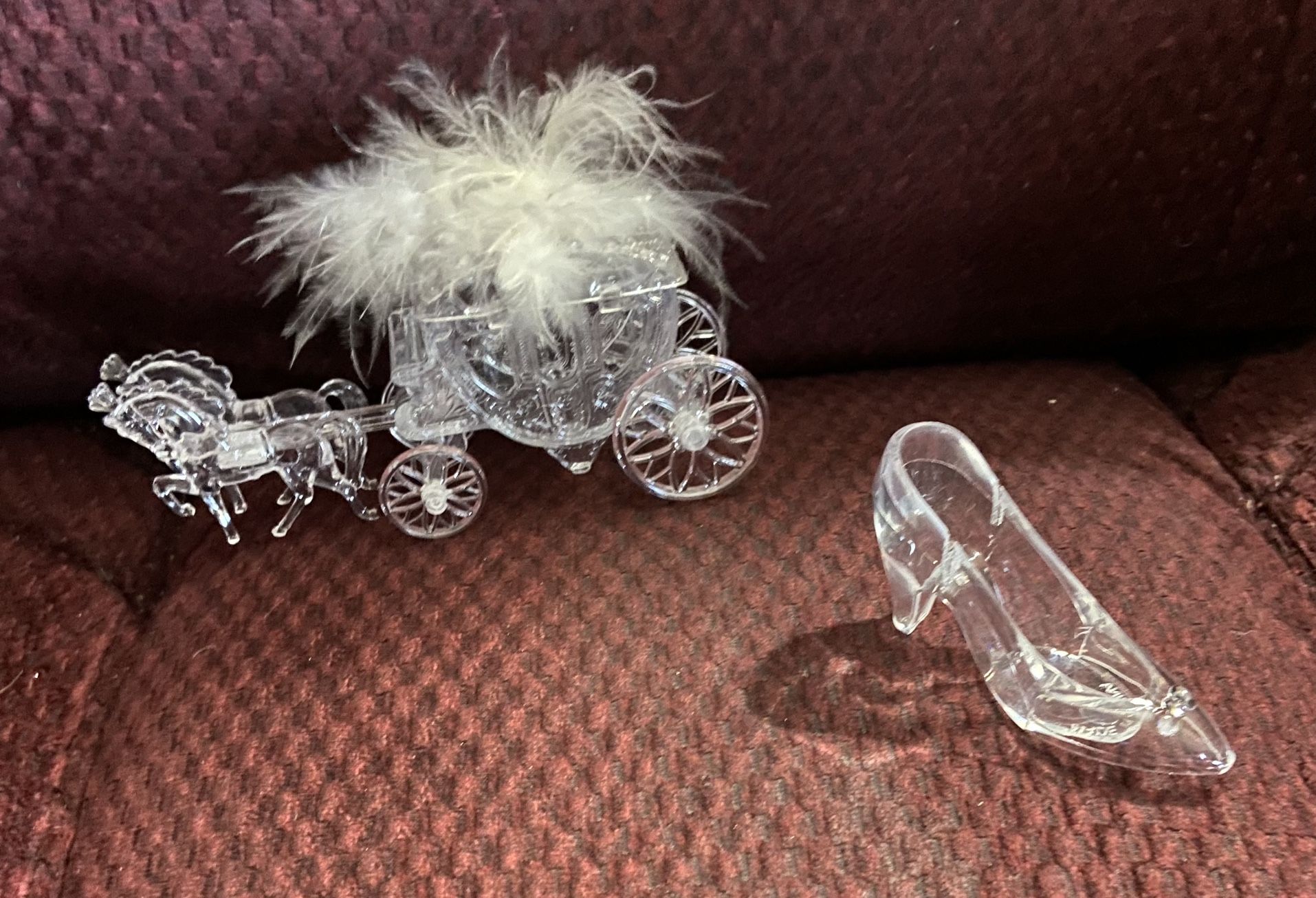 12 Wedding Horse & carriage And 29 Slipper Name Holders