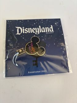Magic Key Holder Disneyland Annual Passholder Commemorative 2021 Disney Pin New