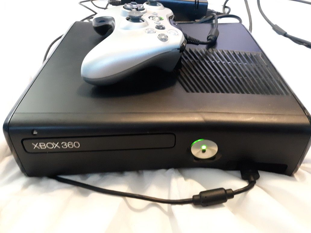 》》 IT WORKS 《《Microsoft Xbox 360 - 250 GB - Black Console ( Is missing the side hard drive plastic cover )