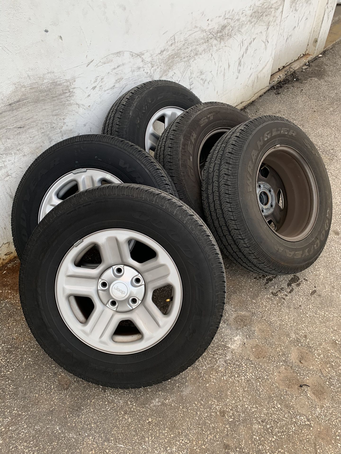Jeep Wrangler wheels and tires take offs 16 inch set of 5 for Sale in