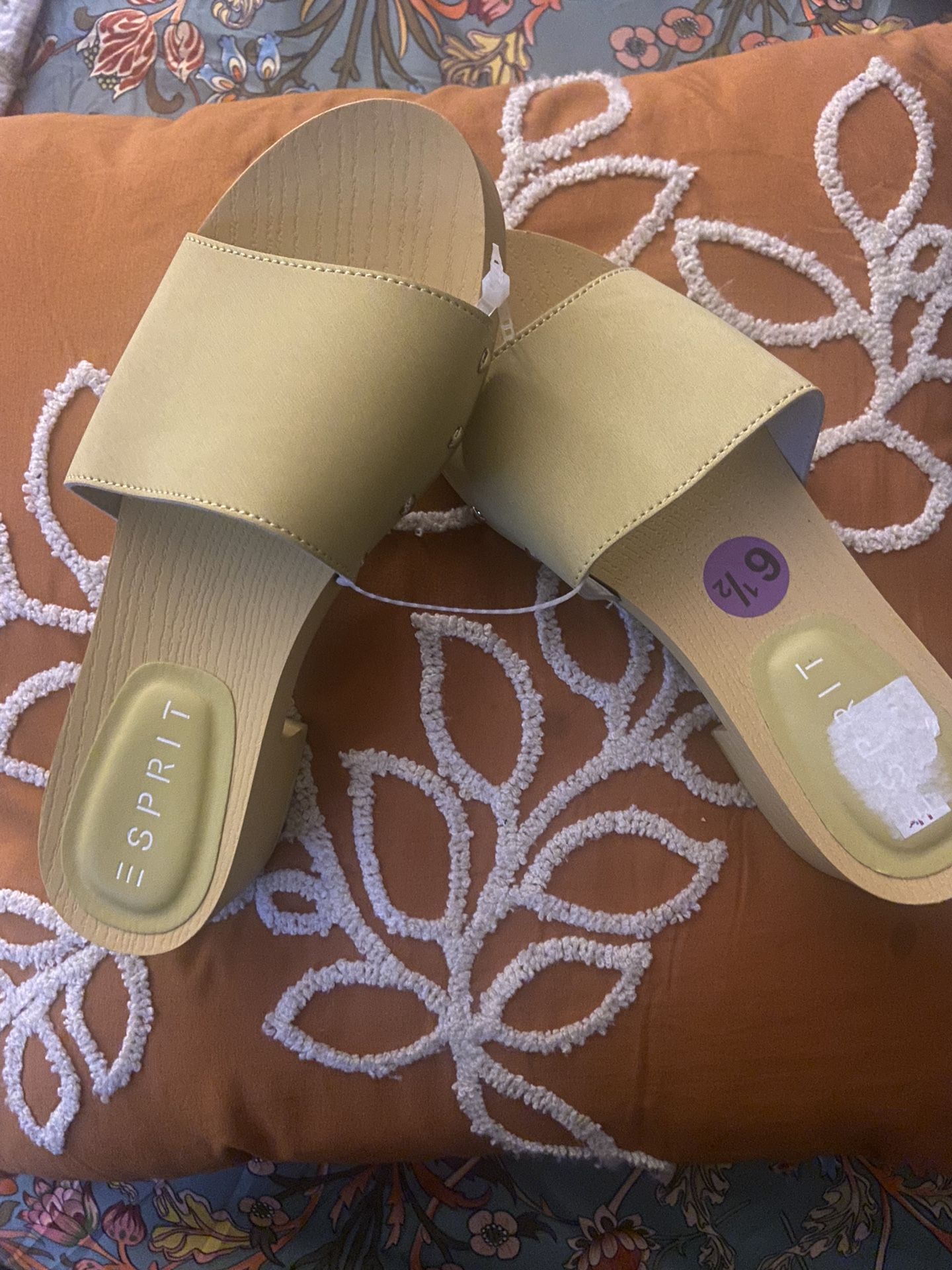6 1/2 Sandals Brand new!