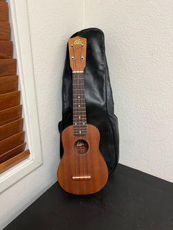 Rogue RU12 Soprano Ukulele with Gig Bag - Good Condition