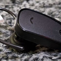 Motorola HK110 Universal Bluetooth 2.1/EDR Headset - Connect to 2 Phones