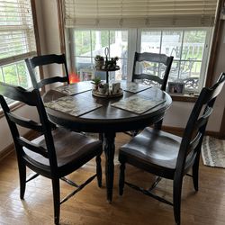 Farmhouse Round Table And 4 Chairs. 