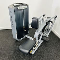 Matrix G7 Series Commercial Seated Back Row Machine - Gym Equipment - Workout