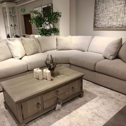 ☘️Avaliyah5-Piece Sectional
Ashley Furniture$10 Down payment,financing and Delivery Available
