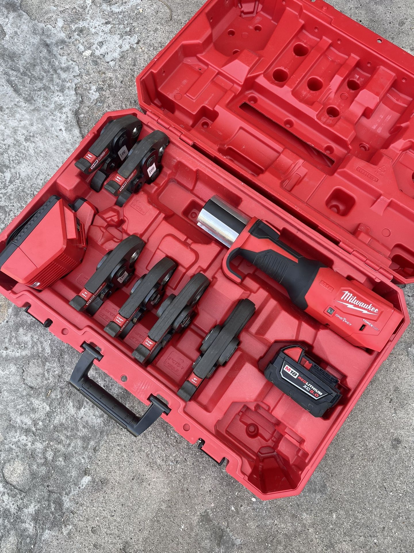 Milwaukee M18 2922-20 18-Volt Lithium-Ion Brushless Cordless FORCE LOGIC ProPress Pro Press Tool Kit w/ 1/2 in. - 2 in. Jaws ( 6x Jaws )  $2350