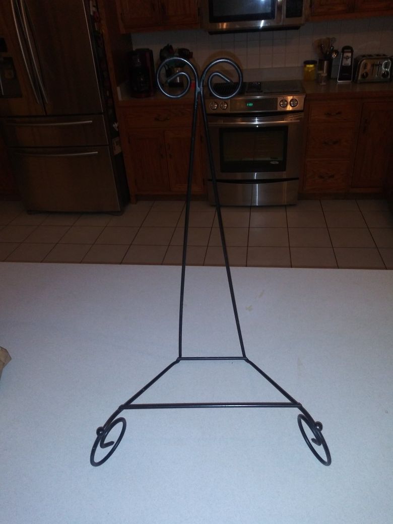 22 INCHES TALL TRIPOD METAL EASEL