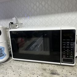 Mainstay Countertop Microwave Oven  700 Wats