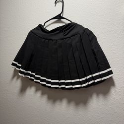 “Black Pleated Mini Skirt – Size Medium 🤍”