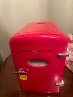 Mini fridge Color red