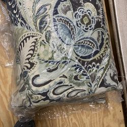 2 Outdoor Pillows.
