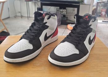 Jordan 1 mids   size 11