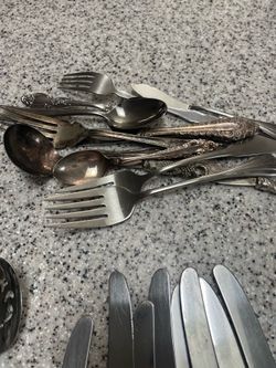 Oneida Stainless Flatware & Serving Pieces – 30 Pieces