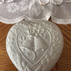 Lenox Heart Shaped Ivory Lidded Box Wedding Promises Anniversary Bells Gold Trim