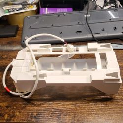 Ice Maker Electrolux Frigidaire Kenmore 09 13 06

Note: opened box, has no original box but never use

Replacement for Electrolux