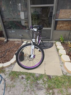 26" GENESIS MAN BIKE , WIDE TIRES , WHIRLPOOL WIND. DISCOS BRAKE , IN EXELENT CONDITIONS .FOR ONLY $85 