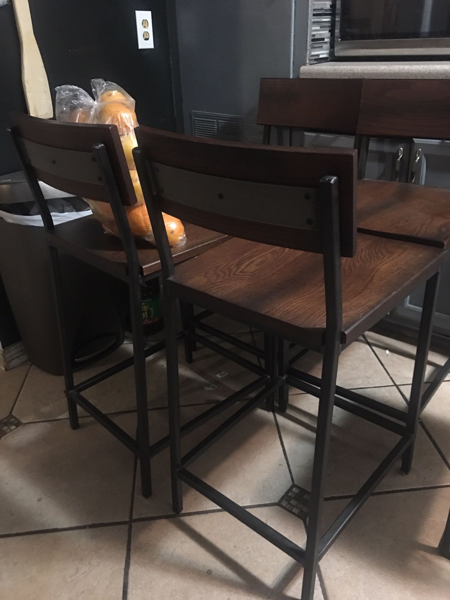 Chairs / Bar stools