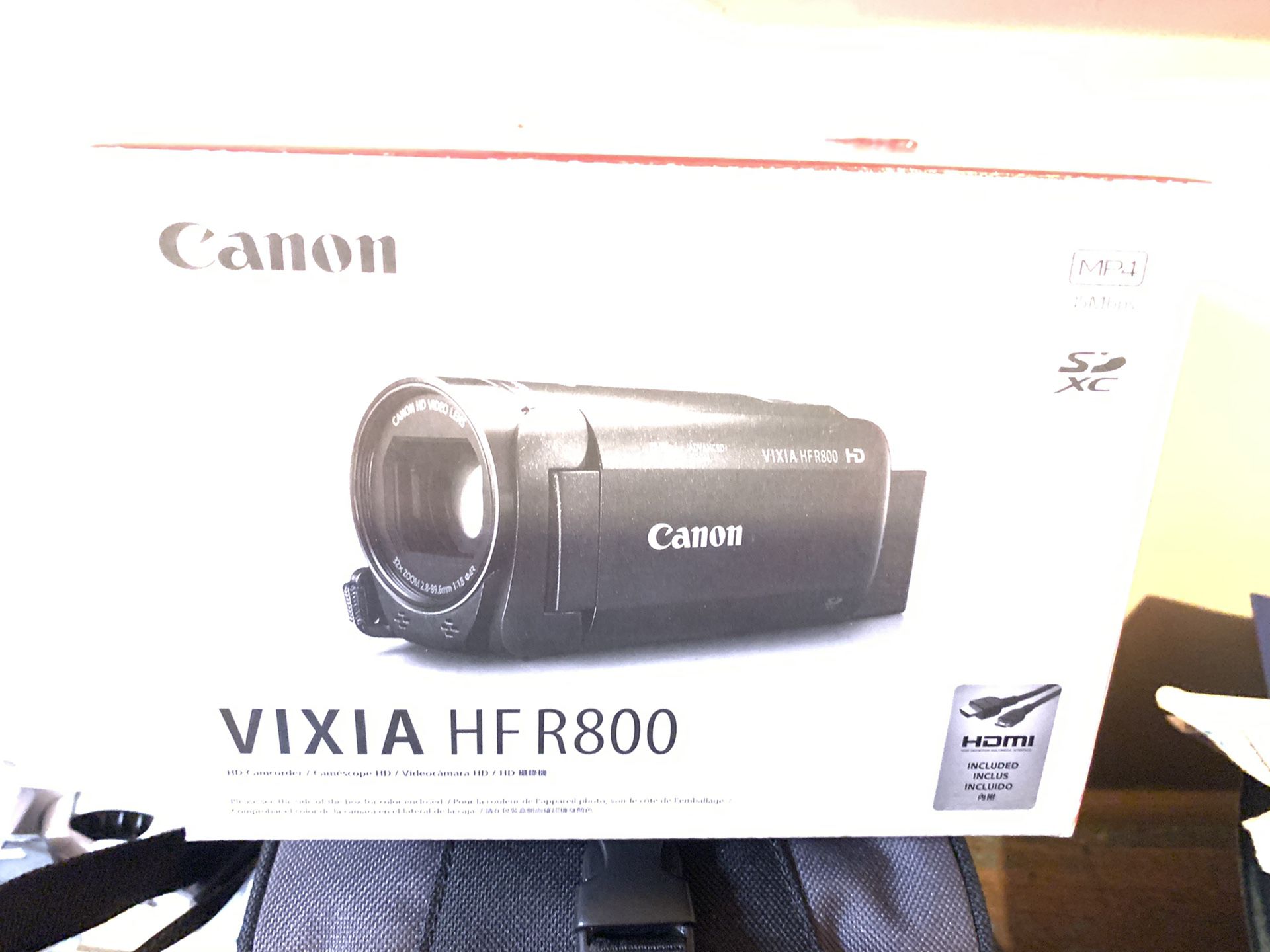 2017 White Canon Vixia HF R800 w tons of extras $300