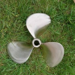 "Cupped" right hand boat prop

