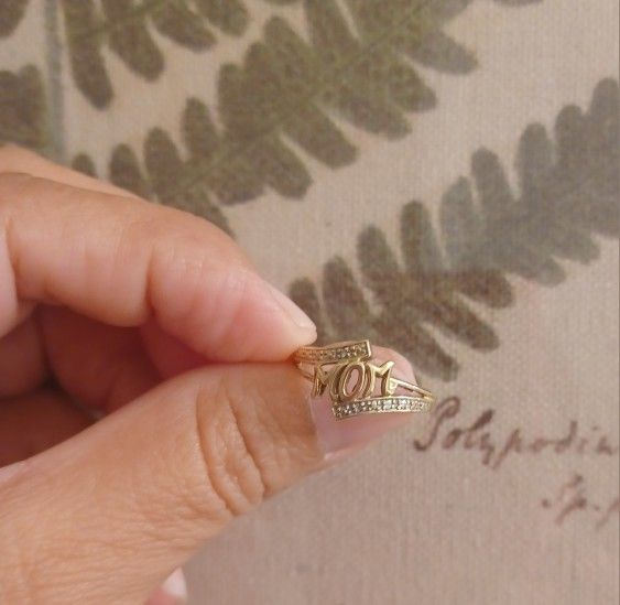 14K GOLD RING "MOM" SIZE 7