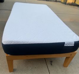 Nice twin bed with good Memoryfoam mattress