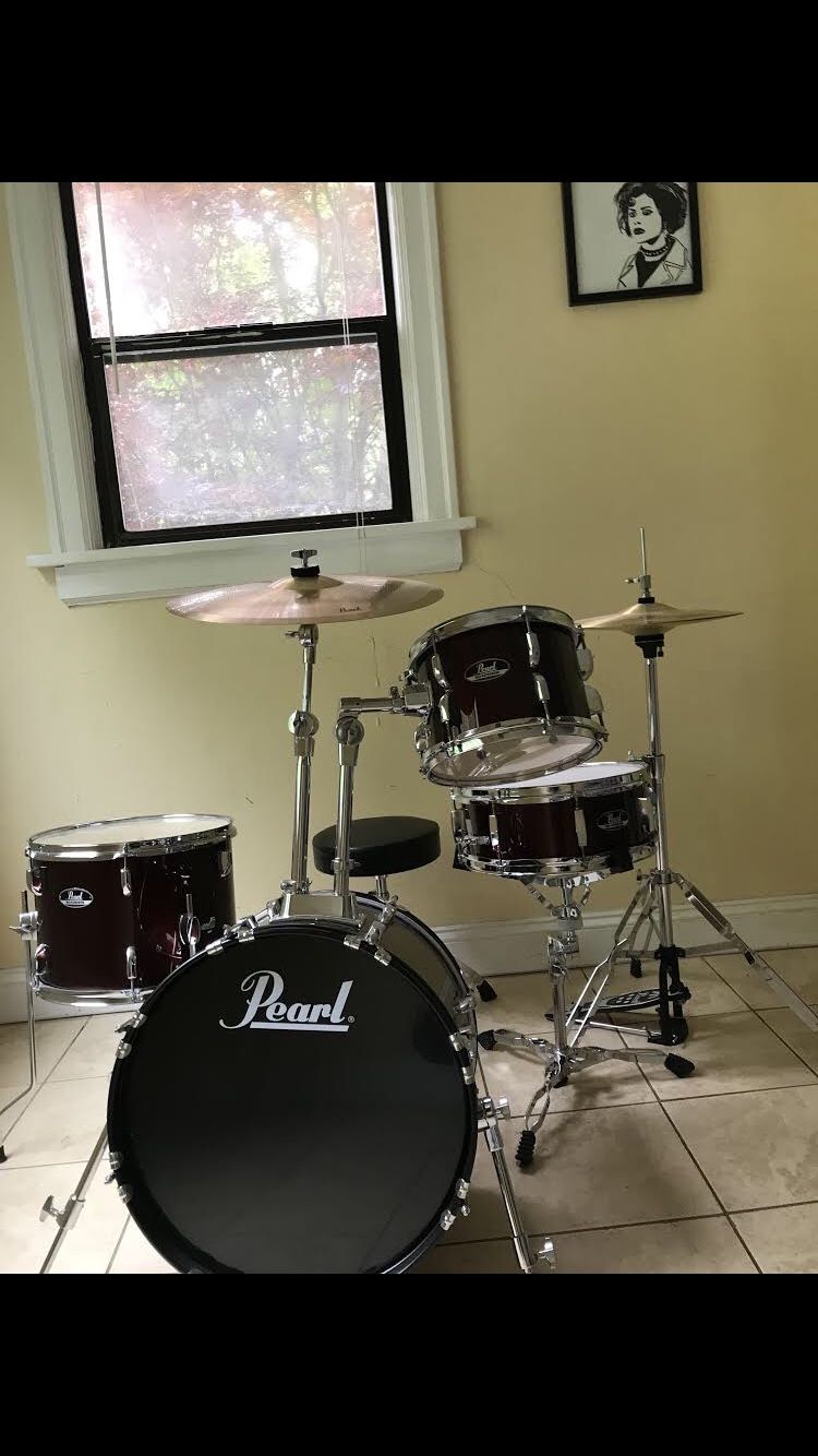 Pearl Roadshow 4 piece jazz drum set -wine red -barely used