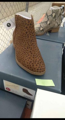 Zapatos diferentes Sz $9 each